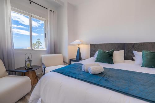 Un dormitorio con una cama grande y una ventana en Panamanian Blue Sea View Flat, en La Herradura