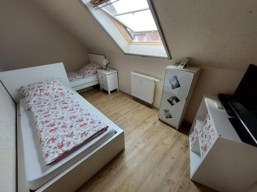 クサンテンにあるFerienwohnung Drömmeljanの小さなベッドルーム(ベッド2台、窓付)