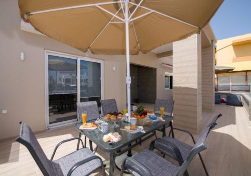 Luxury Villa Eva-Mari with jacuzzi, 50m from the beachにあるバルコニーまたはテラス