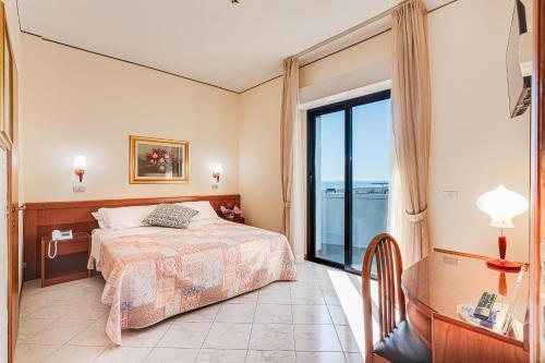 1 dormitorio con cama y ventana grande en Hotel Delle Nazioni, en Milano Marittima