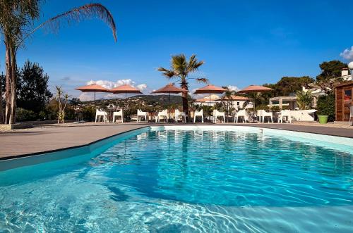 Majoituspaikassa Hotel l'Isolella tai sen lähellä sijaitseva uima-allas