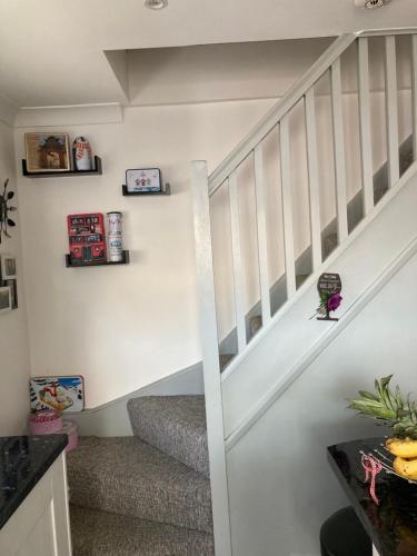 una escalera en una casa con paredes blancas en Cosy twin room with private bathroom en Kent