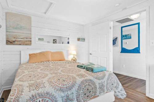 A bed or beds in a room at Dolphin Cove - Whole WATERFRONT House with Dock