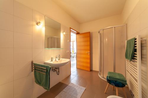 uma casa de banho com um lavatório e um chuveiro em Apartment Vitus em Cermes