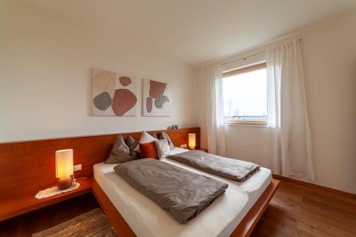 um quarto com uma cama grande e uma janela em Apartment Vitus em Cermes