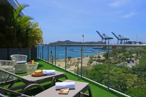 vistas al océano desde el balcón de un hotel en Bonita Bay Concept Hotel by Xarm Hotels en Santa Marta