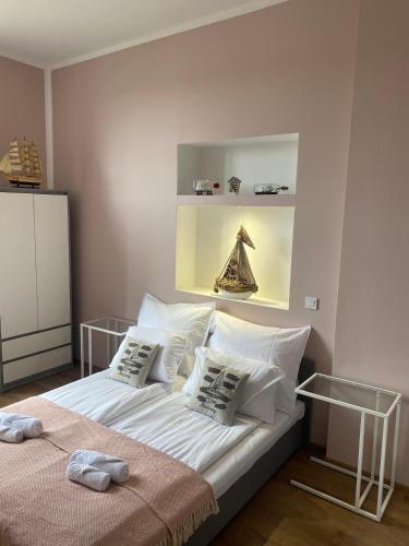 - une chambre avec un lit doté de draps et d'oreillers blancs dans l'établissement Willa Andersa, à Ruciane-Nida