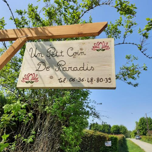 een bord voor een bruiloft in een tuin bij Un petit coin de paradis 2 in Clairfontaine