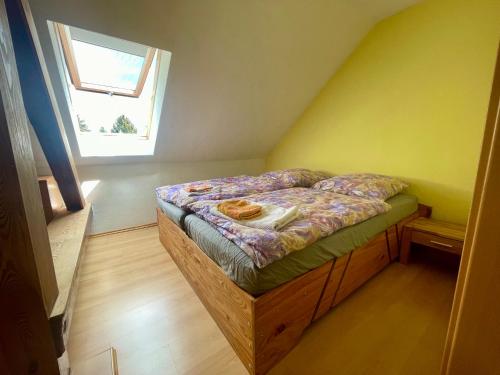 Ένα ή περισσότερα κρεβάτια σε δωμάτιο στο Biesdorf-verkehrsgünstig und ruhig