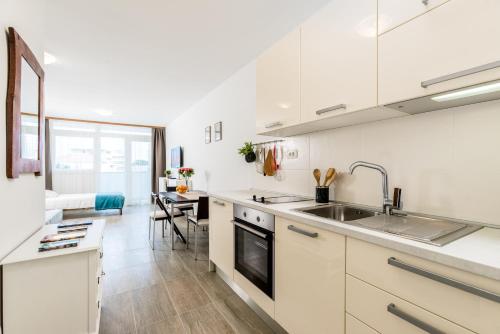 Studio Apartment Romana near Znjan beach