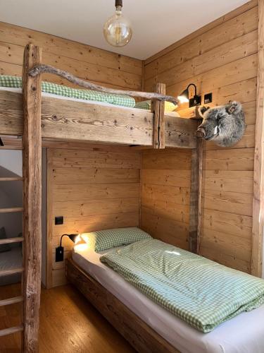 a bedroom with two bunk beds in a cabin at Ferienwohnung Sunnseitn in Bayrischzell