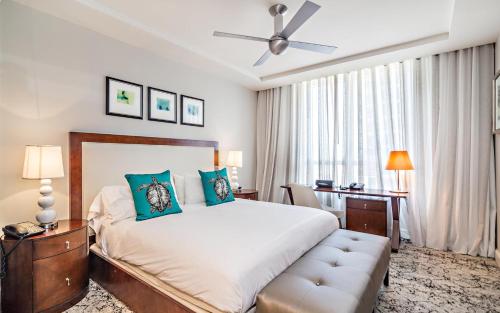 Uma cama ou camas num quarto em Oceanfront Palm Beach Resort & Spa Singer Island
