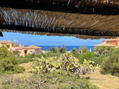 una vista del océano desde un techo de paja en Casa vacanze Calarossa (Sardegna), en Isola Rossa