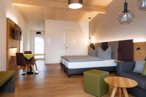 ein Hotelzimmer mit einem Bett und einem Sofa in der Unterkunft Gästezimmer/Appartement Familie John in Veitsbronn