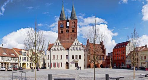 a large building with a clock tower in a city at Wohnung am Markt - auch für Monteure gut geeignet in Stendal