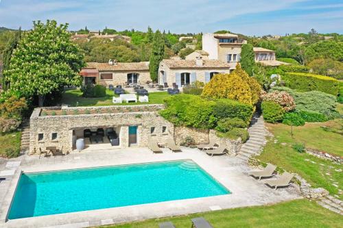 an aerial view of a villa with a swimming pool at Domaine de l'Enclos in Gordes