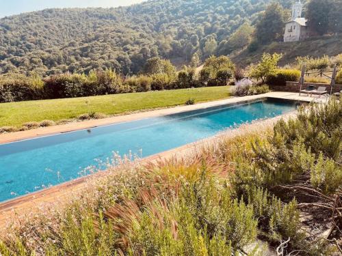 - une piscine dans un champ à côté d'une maison dans l'établissement Dionisia's Home, Pool, Spa on Monviso UNESCO ALPS, à Verzuolo