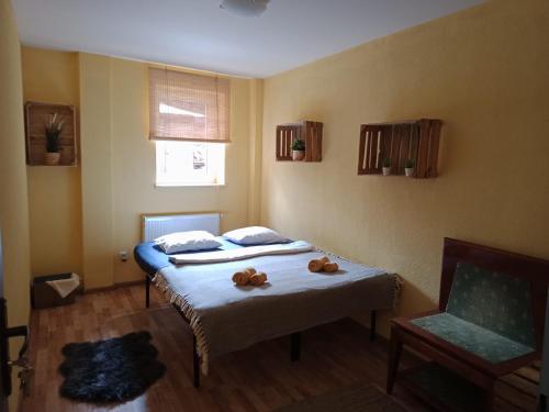 sypialnia z 2 łóżkami pojedynczymi i krzesłem w obiekcie Hostel Sielanka w Gdańsku