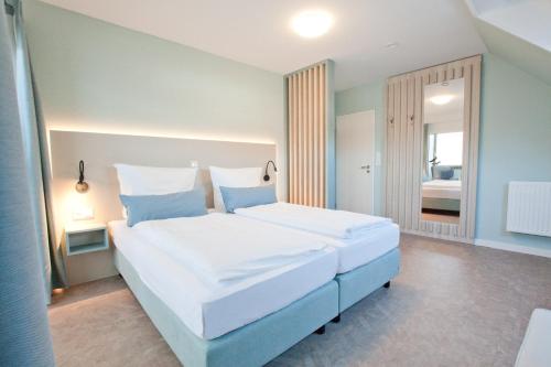Кровать или кровати в номере Hotel Garni Goldener Anker