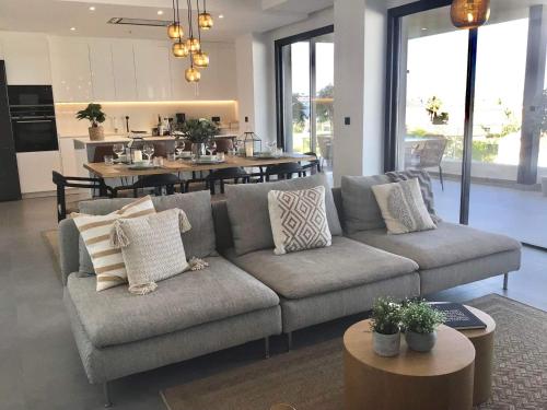 salon z kanapą i kuchnią w obiekcie Luxury Apartment Fernando - The View Fuengirola w mieście Fuengirola