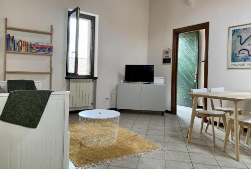 - un salon avec une table et une salle à manger dans l'établissement Il Nido, à Castelletto sopra Ticino