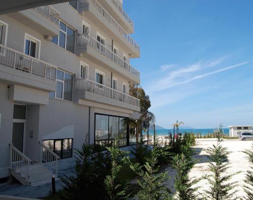 ein Apartmentgebäude mit Blick auf den Strand in der Unterkunft Era Palace Apartments in Vlorë