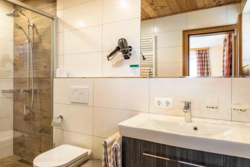 un bagno con lavandino e doccia di Hinterkellaubauer a Kuchl