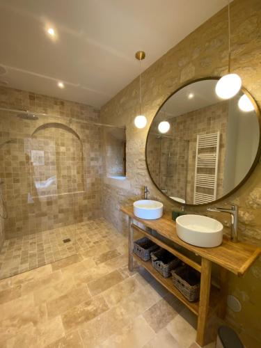 a bathroom with two sinks and a large mirror at Les Courtines - Appartement de caractère à la Roque-Gageac - Les Chênes Verts in La Roque-Gageac