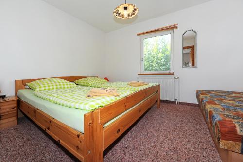 מיטה או מיטות בחדר ב-Pension Pradler Wohnung 1
