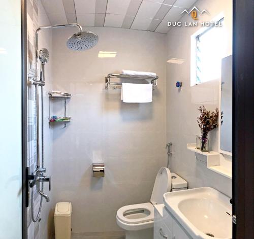 a bathroom with a toilet and a sink at Đức Lan Hotel in Ha Giang
