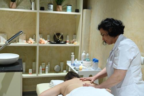 a woman in a spa giving a woman a massage at Hotel Onufri in Golem