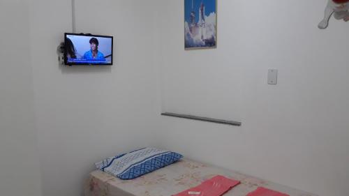 TV a/nebo společenská místnost v ubytování Sua Kitnet na Praia 12 Atenção PEQUENA Só prá dormir Ambiente Familiar Ar Cond TV Microondas Frigobar Internet Centro