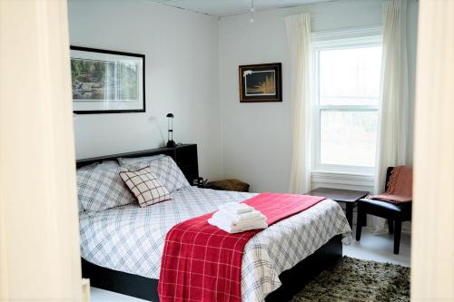 BloomfieldにあるBloomfield Blissのベッドルーム1室(赤い毛布付きのベッド1台付)