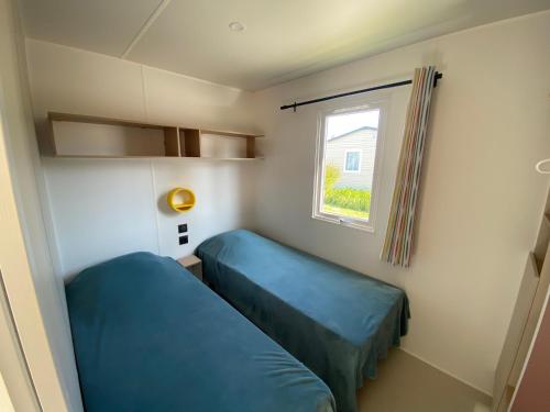 Tempat tidur dalam kamar di Camping Le Tarteron