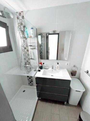 Lovely pool view apartment near beach, Luz y Mar + Vv License