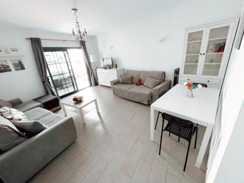 Χώρος καθιστικού στο Lovely pool view apartment near beach, Luz y Mar + Vv License