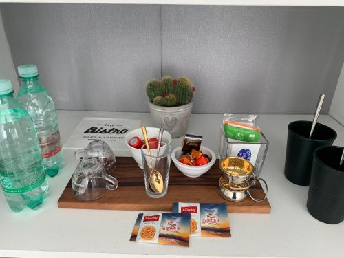 a kitchen counter with a cutting board with bowls of food and a cactus at Au bord de l’eau in Orpund