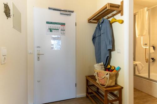 bagno con porta bianca e specchio di Aquamarina 17 a Heiligenhafen