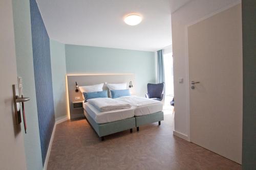 Кровать или кровати в номере Hotel Garni Goldener Anker