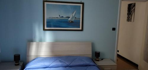 a bedroom with a bed and a picture on the wall at A due passi dal mare in Sori