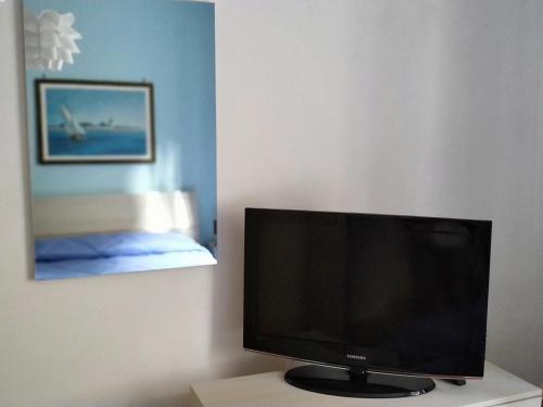 a flat screen tv sitting on top of a table at A due passi dal mare in Sori