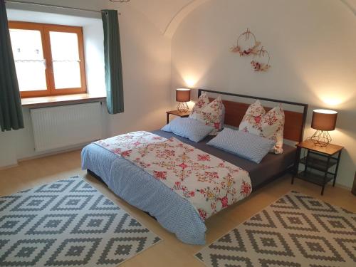 1 dormitorio con 1 cama grande y 2 ventanas en Ferienwohnung Bärnham en Babensham