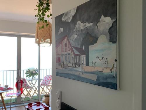 un tableau accroché à un mur dans le salon dans l'établissement Les pieds dans l'eau, à Les Sables-dʼOlonne