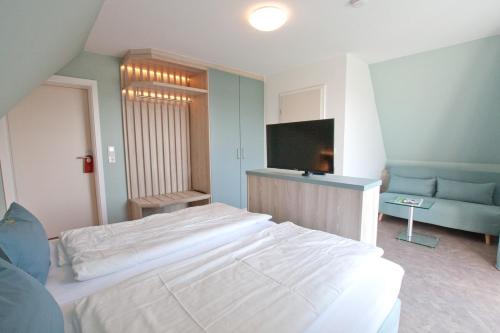Кровать или кровати в номере Hotel Garni Goldener Anker