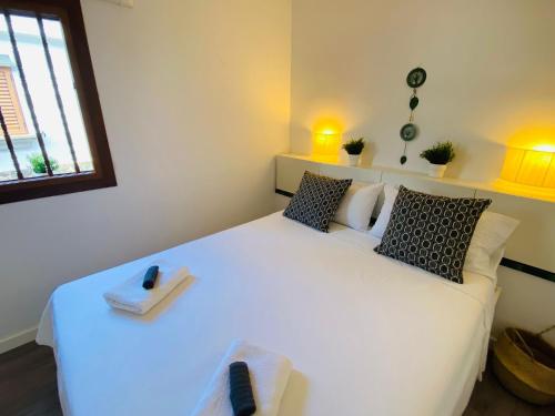 Säng eller sängar i ett rum på Parque Golf 16 by SunHousesCanarias