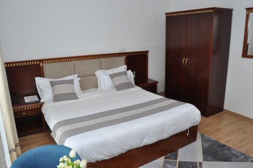 Ένα ή περισσότερα κρεβάτια σε δωμάτιο στο Hôtel Sky blue Mada