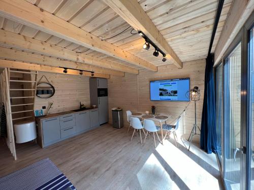 a kitchen and dining room with a table and chairs at Chalkos Yacht Club in Lubiatów
