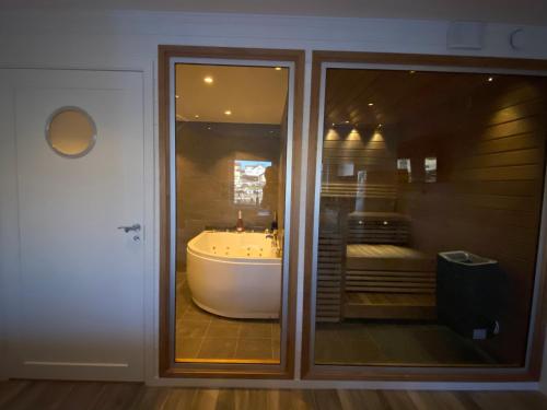 uma banheira na casa de banho com uma janela em Björkö SeaLodge em Björkö