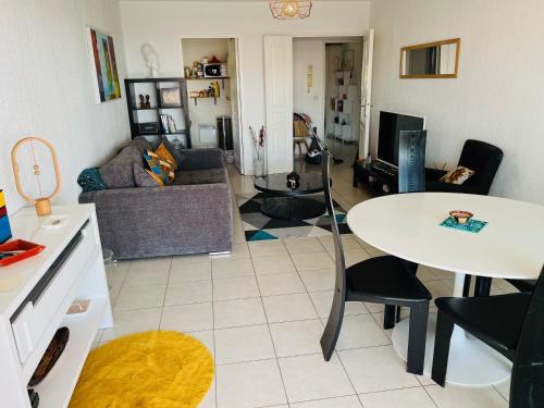 Photo de la galerie de l'établissement L Arieta - Appartement 3 pièces vue mer, parking & piscine, à Nice