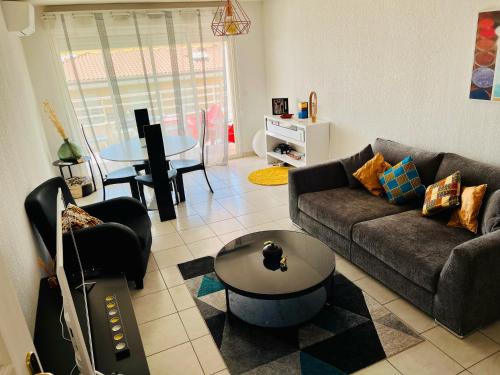 Photo de la galerie de l'établissement L Arieta - Appartement 3 pièces vue mer, parking & piscine, à Nice